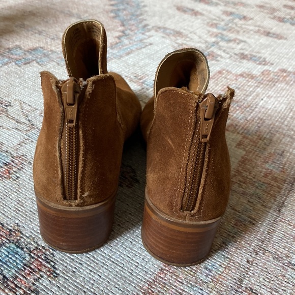 Steve Madden suede zippered ankle bottoms. In excellent condition! Size 6.5 - Picture 3 of 4